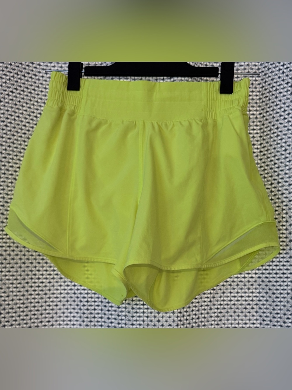 LULULEMON Shorty Short Neon Yellow Athletic Running Shorts size 6